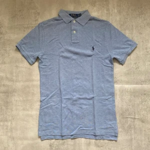 Blå Polo Ralph Lauren pike  - Jag Säljer en fet pike från Polo Ralph Lauren| skicket på tröjan är bra 8/10 | storlek xs | ny pris 2000: mitt pris är 349 | skriv vid frågor och funderingar       