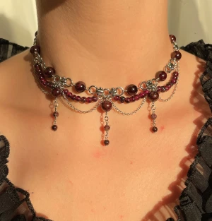 Handgjort halsband  - Ett lite simplare halsband. Det har en gotisk, vampyr inspirerad vibe :)