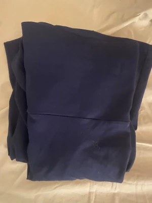 Yogapants - Ett par mörkblåa Yogapants då jag har vuxit ur från dem och kan inte ha dem längre och på sista bilden visar jag att jag skulle klippa bort lappen inne i byxan så råka jag klippa längre in vad jag skulle men det syns inte alls när man har dem på!