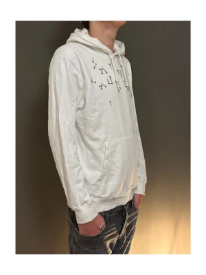 Saint Laurent hoodie - Sjukt snygg saint Laurent hoodie med unikt tryck.  Säljer pga den har lite stänk på framsidan som ej går bort.