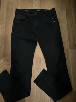 Svarta Replay Anbass jeans - Säljer ett par svarta Replay Anbass i storlek W29 L32 pis ej hugget i sten 