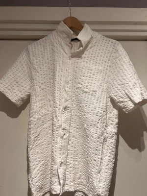 Vit skjorta  - En vit tyg skjorta aldrig använd