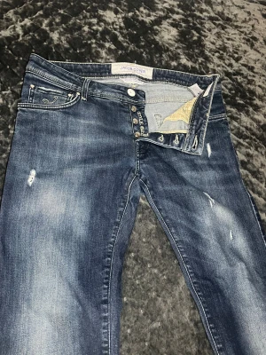 Jacob Cohën Jeans - Tjena! Säljer nu dessa sinnessjukt feta Jacob Cohen Jeansen i modell 622 (slim)! De är i toppskick utöver patchen som har slitits ner lite (8/10)! Size 34 IT, Fits= W33, fråga om mått vid osäkerhet! Galet sällsynta & sjukt feta! Hör av dig vid minsta fråga eller fundering!🌟