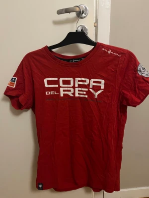 Sail Racing T-shirt - Säljer denna t-shirten från Sail Racing då den blivit för liten. Den är i mycket bra skick och inte använd särskilt mycket. Den är från kollektionen ”Copa del Rey”. Pris går att diskuteras!