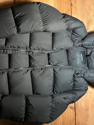 Peek Performance 100% dunjacka Herr - Dun jacka från Peek Performance RIVEL DOWN JACKET HERR -Normal passform -Dold bröstficka -Två fickor med dragkedja  -Dunjacka Herr  Nypris 4200kr men säljer den för halva priset. Inga skambud tack