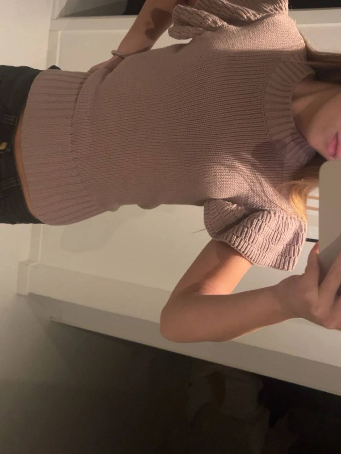 Stickad topp med volanger