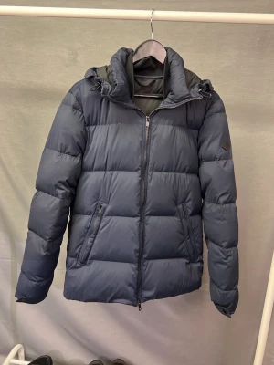 J Lindeberg vinterjacka  - Supersnygg vinterjacka från j Lindeberg! Riktigt varm och skön! Nyskick! Size S. Modellen är 179cm, sitter grymt. Hör av dig vid minsta fundering 🙌🤩