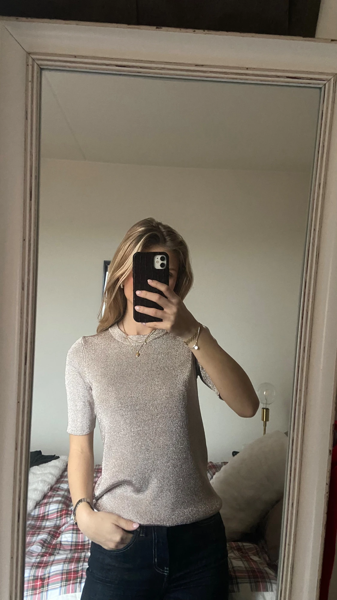 Glittrig champagne/lilafärgad topp från COS