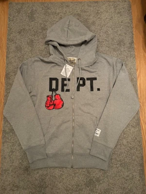 Gallery dept zip up  - Skön zip up från gallery dept som är helt ny. Väldigt fin och passar bra till mycket. Kan gå ner vid snabbt köp 