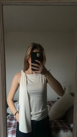 Vit topp från Anna Field, xs - Säljer en vit topp från Anna Field med cool knyt-detalj på axeln. Materialet känns mjukt och stretchigt