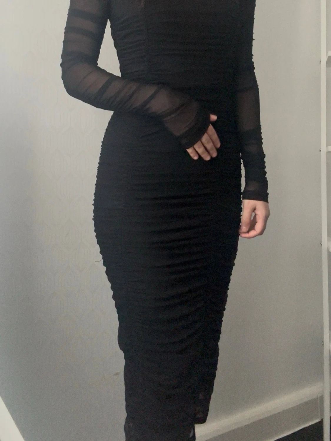 Svart långklänning med meshärmar - 1