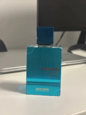 Amber Oud Aqua Dubai 75ml - Amber Oud Aqua Dubai från Haramain är en parfym med modern design och fräsch känsla. Flaskan innehåller 75ml extrait de parfum, perfekt för dig som vill sticka ut med något unikt och trendigt.