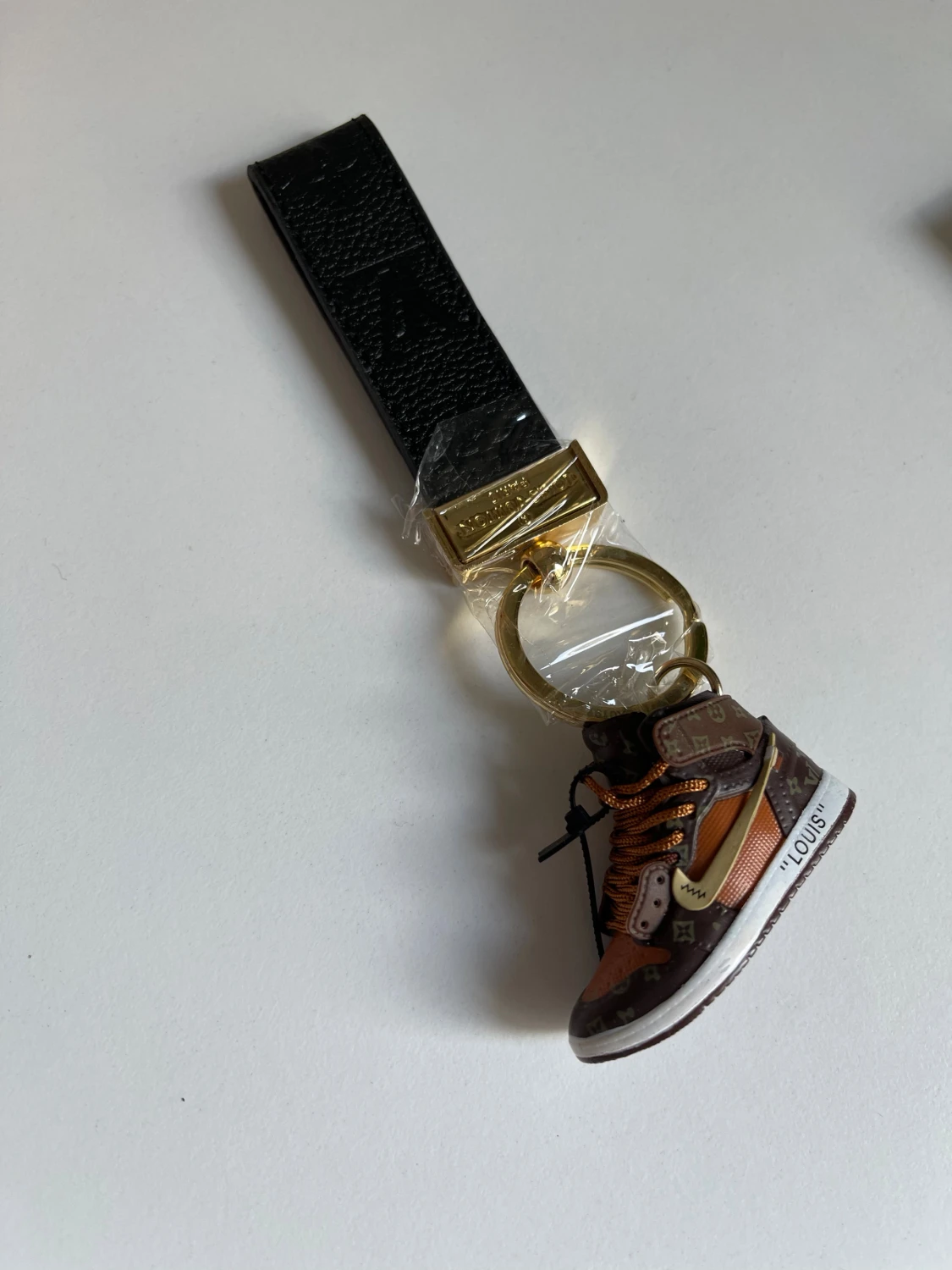 Nyckelring med Vuitton sneaker - 1