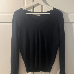 Marinblå v-ringad tröja från Zara - En marinblå v-ringad tröja från Zara i storlek S. Tröjan har lång ärm som har en slits i slutet av ärmen. 