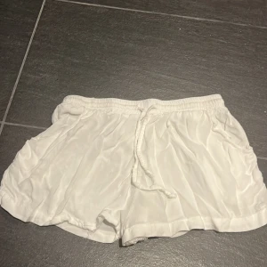 Vita linne shorts med snörning - Linneskjorts köpte i usa för 50$