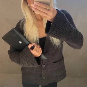 Mörkbrun kofta från Wera  - Mörkbrun kofta från märket Wera, bra skick, strl S men passar xs 🤎🤎🤎
