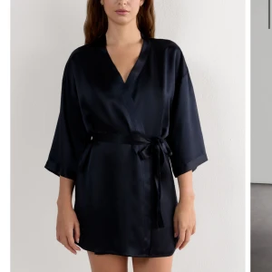 Intimissimi Sidenkimono  - Säljer min helt nya oanbända sidenkimono från Intimissimi, prislapp kvar. Strl S/M