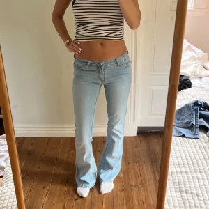 Lågmidjade jeans från MUDD - Säljer dessa super snygga ljusblå jeans ifrån mudd me rosa detaljer, säljer då de inte kommer till användning, bilderna är lånade, skriv vid frågor!!