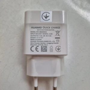 Huawei snabbladdning adapter - Huawei Quick Charge adapter. Output: 5V/2A eller 9V/2A. Perfekt för snabb laddning av din mobil eller surfplatta.