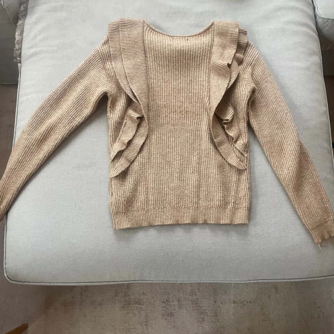 Beige stickad tröja med volang från ONLY - 1