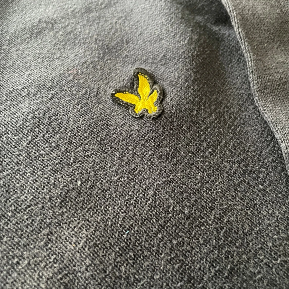 Mörkgrå stickad tröja från Lyle & Scott - 3