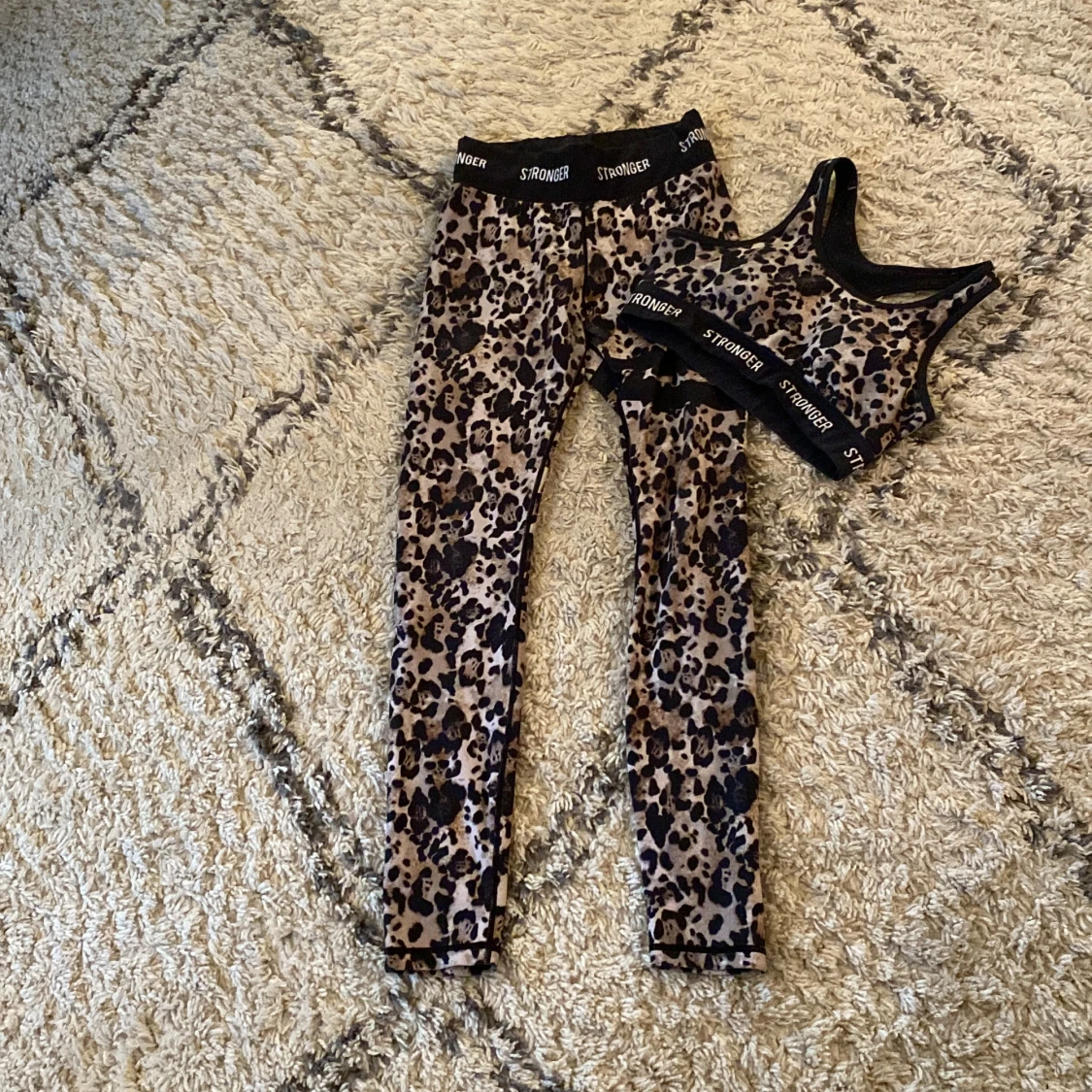 Leopardmönstrade leggings från Stronger