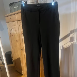 Svarta kostymbyxor från Vero Moda - Klassiska svarta kostymbyxor från Vero Moda med raka ben