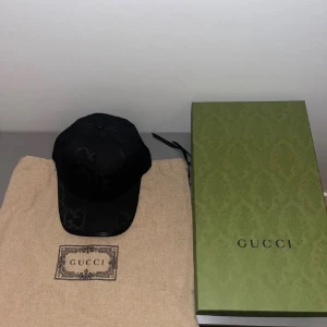 Svart GG keps - Snygg svart GG keps