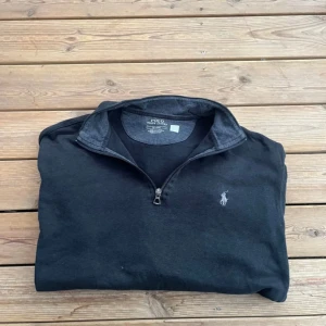 Ralph lauren half zip - Säljer nu denna Ralph lauren half zip, skick 6/10 (har några små hål vid magen, se bild 4), pris kan diskuteras, hör av dig om du har några funderingar😃