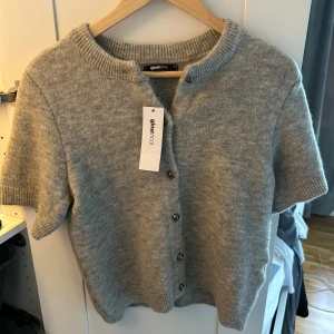 Populär stickad tshirt ginatricot - Stickad tshirt med knäppning från ginatricot! Passar xs-M