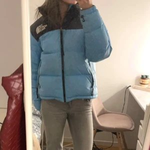 Blå pufferjacka från The North Face - En superfin och riktigt varm dunjacka från the north face i en härligt blå färg. Perfekt nu till vintern och lite kallare väder, äkta gåsdun. Denna modellen finns inte längre att köpa utan har utgått! Använd men i mycket fint skick! Säljer då den tyvärr inte kommer till användning längre💗 Strl M men passar mig som vanligtvis har S, beror lite på hur man vill att den ska sitta💕