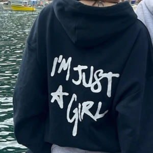 Subdued - Subdued hoodie jättefin och snyggt skick, köpt på butiken och använd fåtal gånger! Nypris 574kr