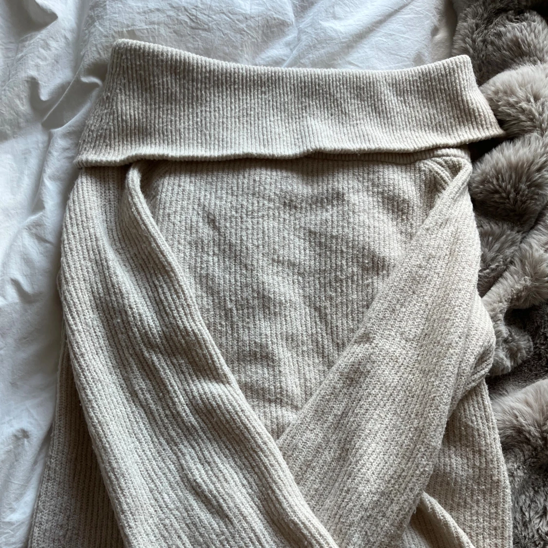 Beige offshoulder stickad tröja - 2