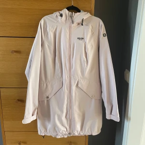 Ljusrosa vindjacka - Ljusrosa längre vindjacka från 8848 i strl 40. Använd men i jättefint skick