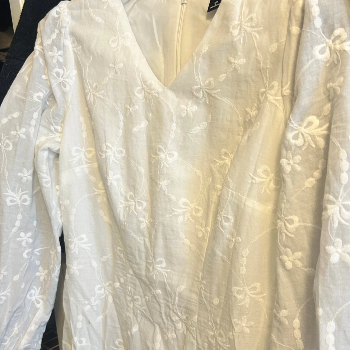 Vit långklänning med broderade detaljer - 2