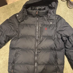 Svart pufferjacka från Polo Ralph Lauren - Köptes från plick och jag har aldrig använt den! Men jag la in den i tvättmaskinen och sedan blev insidan lite klumpig överallt så jag valde att sälja den för mycket billigare! Annars är allt bra med den det är bara insidan av jackan (ullet) som är klumpat ihop typ 