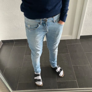 Dondup George jeans  - Dondup Jeans George! Trendigaste jeansen på marknaden. Skick = 9,5/10 Nypris = 4000 kr Säljs för = 1199 kr (Modellen har original slitningar från fabrik vilket är väldigt eftertraktat och populärt)