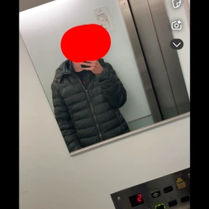 Svart pufferjacka från Colmar - Säljer en svart pufferjacka från Colmar med huva och dragkedja framtill. Jackan har ett diskret Colmar-märke på ärmen och två fickor med dragkedja. Perfekt för kalla dagar och riktigt skön att bära.