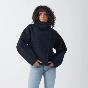 Mörkblå teddyjacka  - Säljer en mysig mörkblå teddyjacka med hög krage, som också är jättemjuk. Jackan används inte där av säljer jag den. Storlek xs 💕