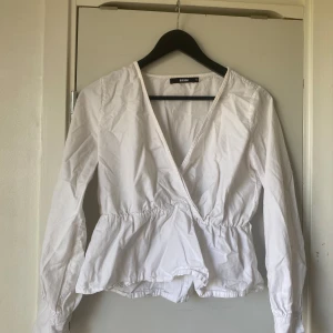 Jättesöt blus  - Säljer nu en supersöt vit blus inför sommaren, strl S/M! 