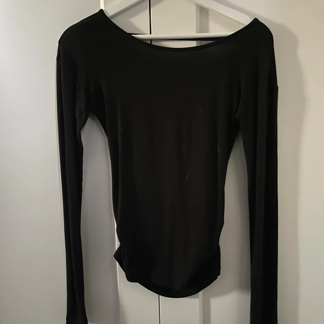 Svart långärmad topp med öppen rygg - 1