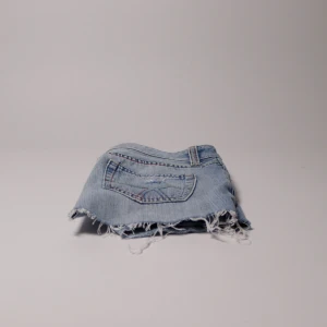 Dolce&gabbana  - Dolce & Gabbana // Low waist    Storlek: 32 Mått: Midja 40cm, benlängd 26,5cm, ben bredd, 27cm Nypris: 3500:- Vårt pris: 419: Hojta gärna vid frågor – vi svarar dig alltid snabbt med ett trevligt bemötande. Allt gott, /Team Trovata