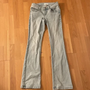 Ljusblå bootcut jeans  - Snygga ljusblå jeans från Gina Tricot i bootcut-modell. Jeansen har coola bakfickor med en knapp. Är 159 cm och jeansen passar perfekt. Vid frågor samt bilder på, skriv gärna🩷