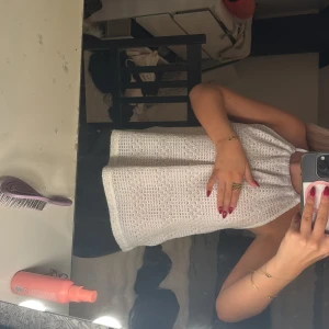 Vit stickad halterneck linnetopp - Säljer en vit stickad linnetopp med halterneck och öppen rygg!! Från Gina💕💕