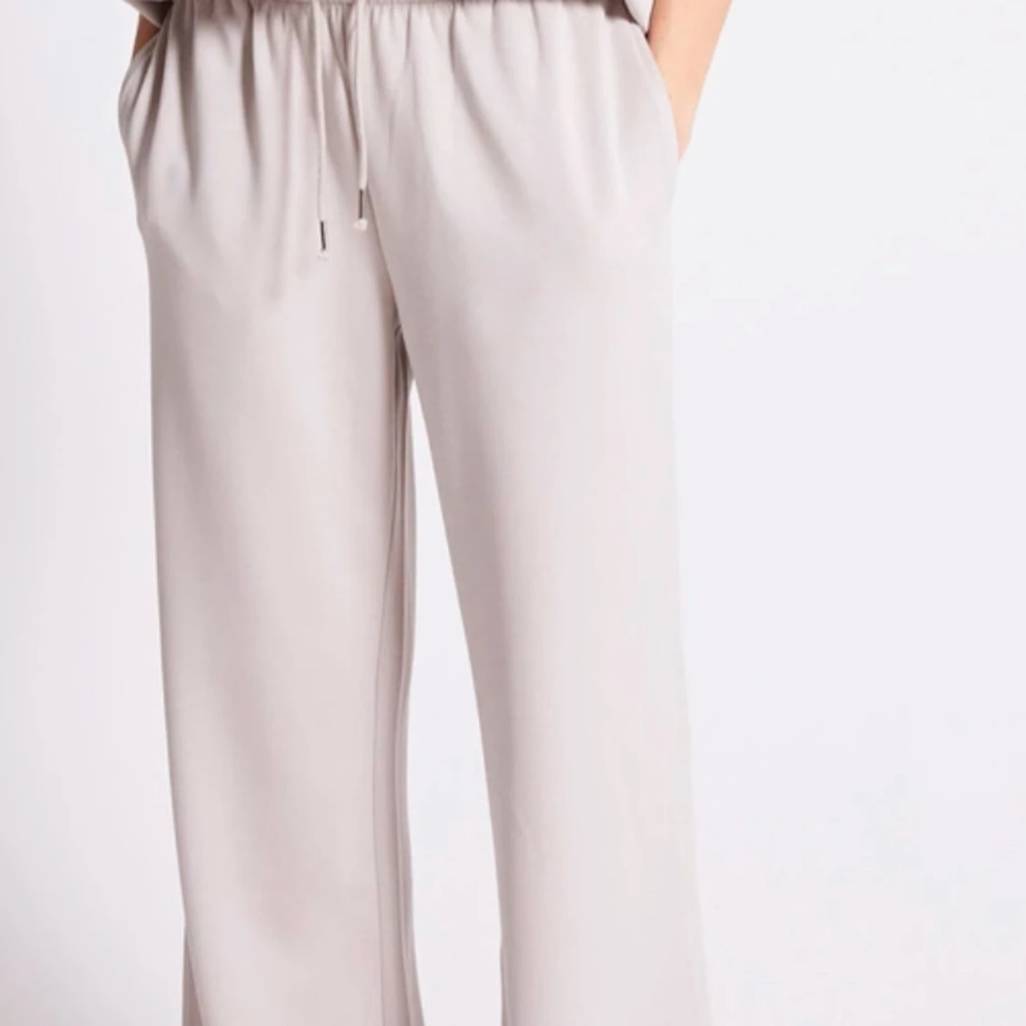 Beige oversized kortärmad tröja med byxor  - 2