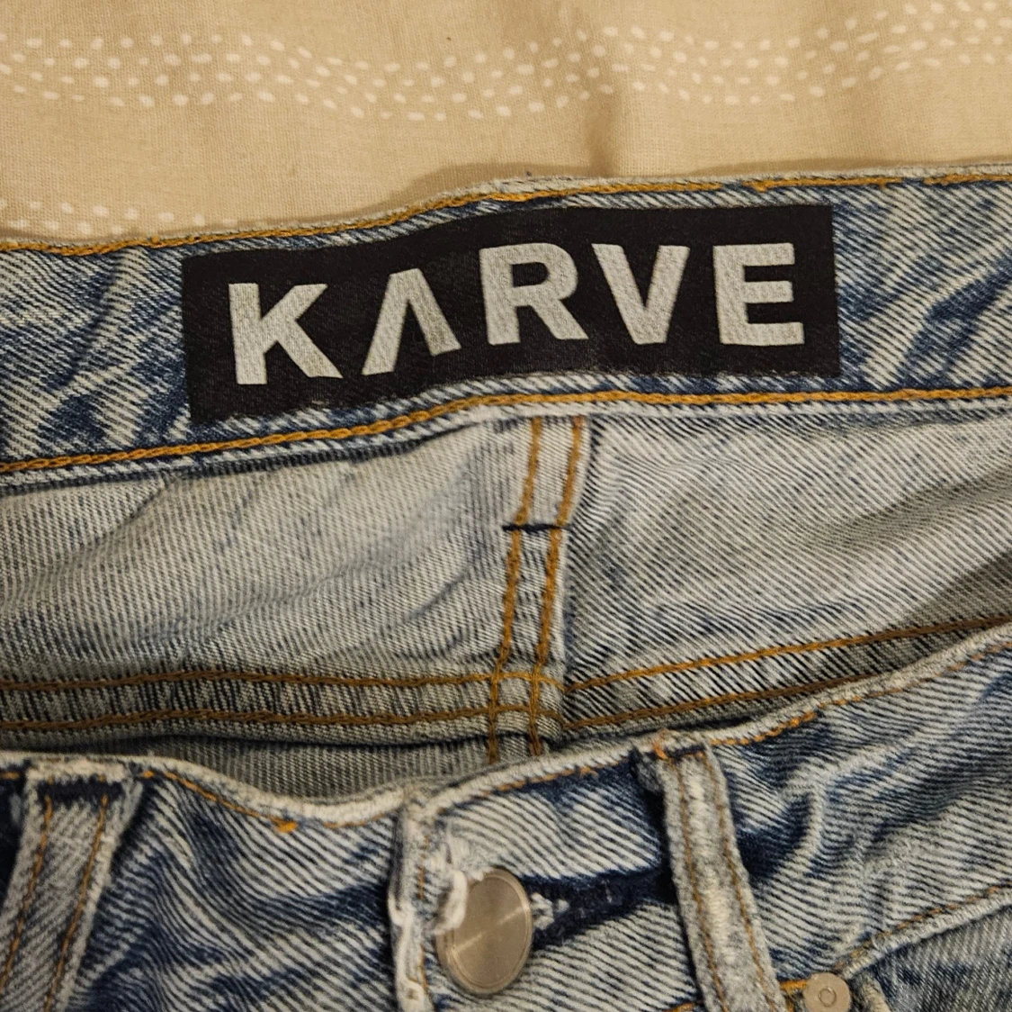 Ljusblå slitna jeans från Karve - 2