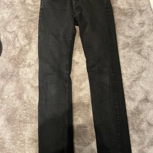 Svarta jeans från Acne Studios 30/34 - Svarta jeans från Acne Studios i klassisk rak modell. Byxorna har fem fickor, bälteshällor och är tillverkade i bomull med lite elastan för extra komfort. Snygg minimalistisk look som funkar till det mesta. Storlek 30/34. Pm för mer information