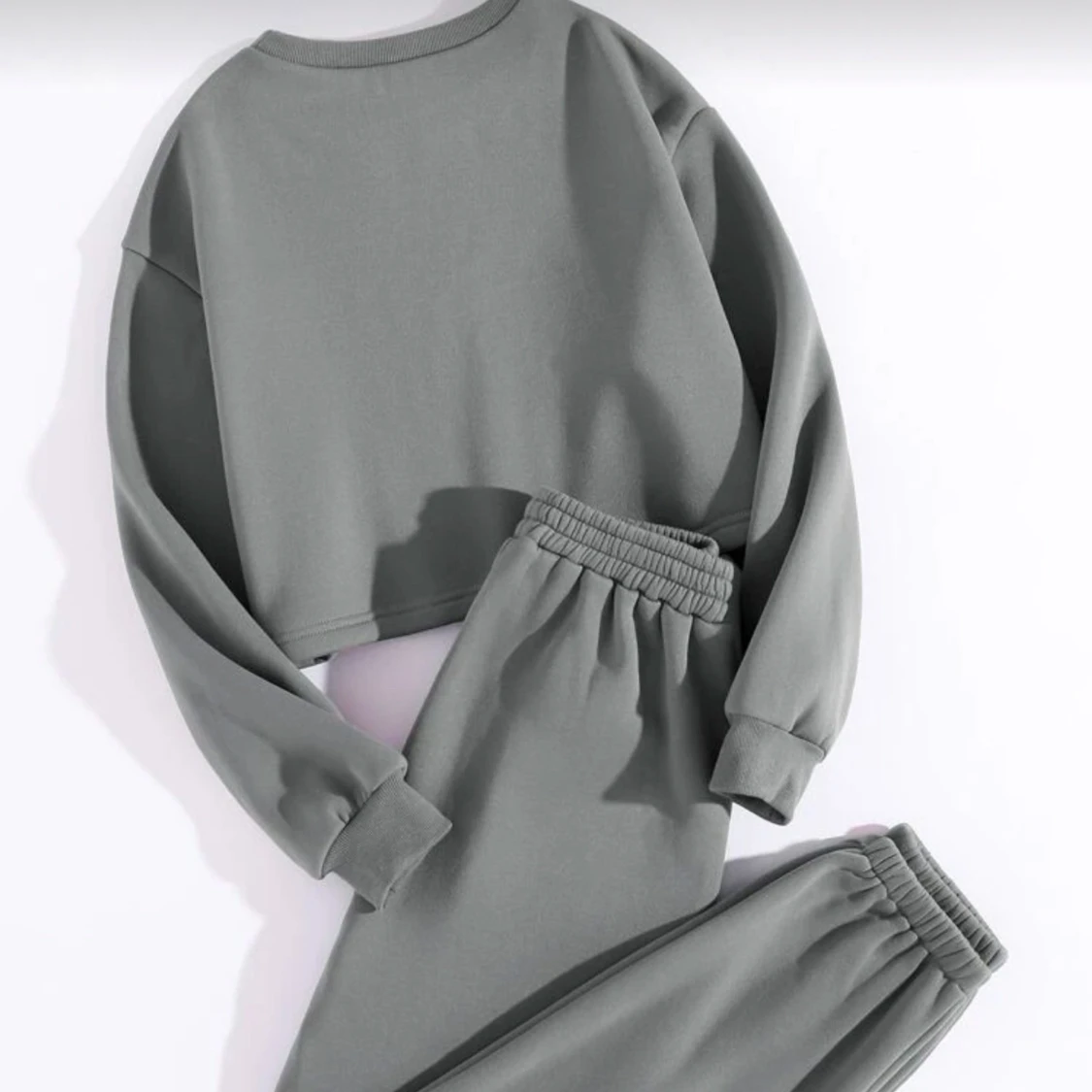 Grå croppad sweatshirt med mjukis byxor 