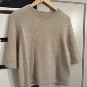 Stickad trekvarts tröja  - Använd få gånger fint skick