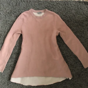 Ljusrosa långärmad tröja - Säljer en så fin rosa stickad tröja🥰 Den här är perfekt för dig som tycker om snygga men ändå jättesköna kläder. Hör av dig vid minsta lilla fråga🫰
